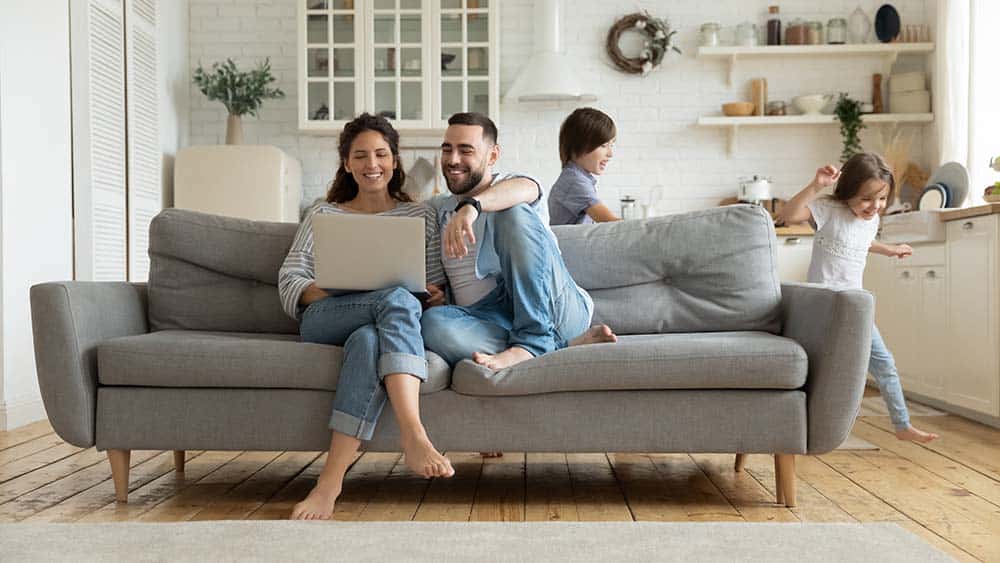 Famille sur un canapé, bien chez elle