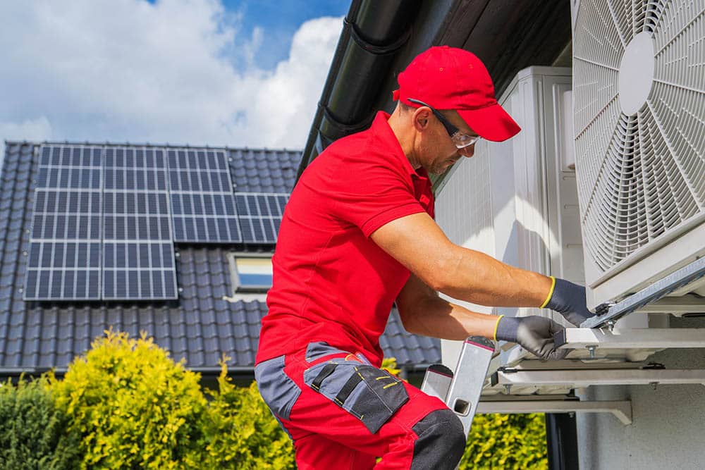 Installateur certifié RGE qui installe une pompe à chaleur