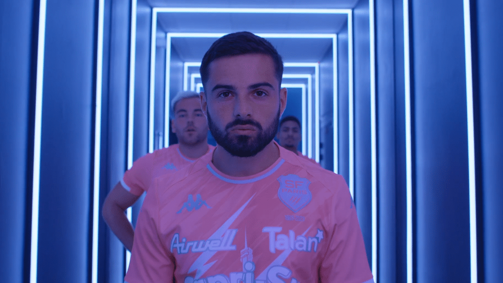 Joueur du Stade Français Paris portant le maillot avec le logo Airwell